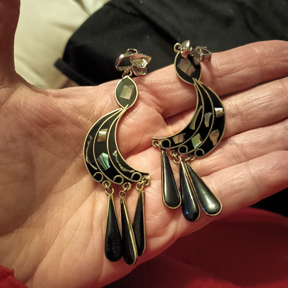 Elegant Black and Gold Dangle Earrings